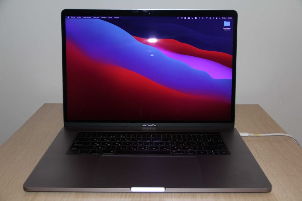 MacBookPro 15.4-inch Retina LED-backlit display with IPS; 2880 by 1800
