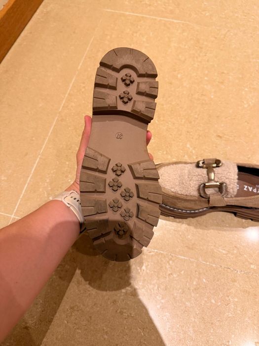 Sapatos mocassins de camurça