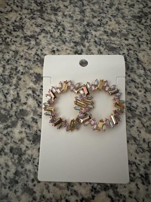 Brincos novos dourados e outras cores