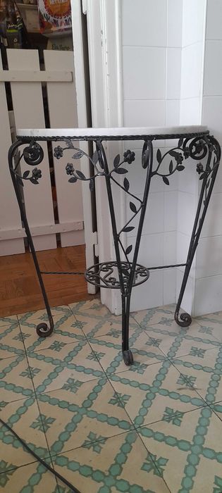 Mesa meia-lua de ferro forjado e tampo de mármore