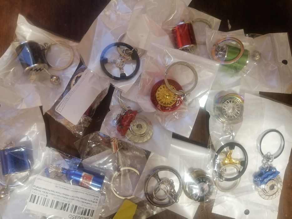 Різні брелоки на автомобільну тематику