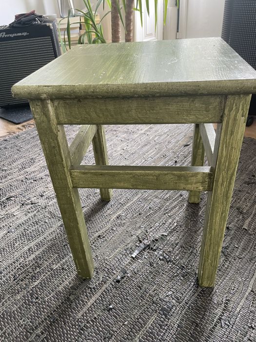 2 Bancos de madeira pintados a mão