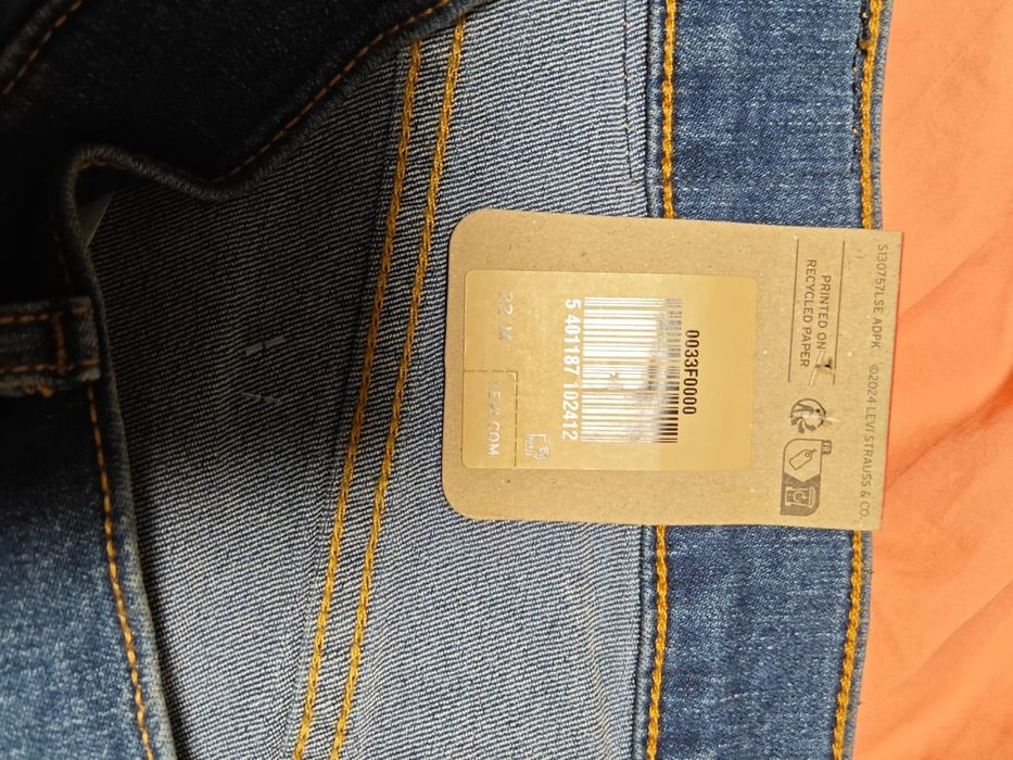 Джинси Levi's® 318™ з широкими штанинами та ефектом, що стягує .