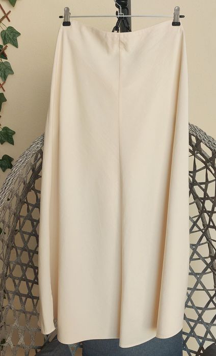 Saia midi da Nova coleção da Zara 2025 na cor baunilha