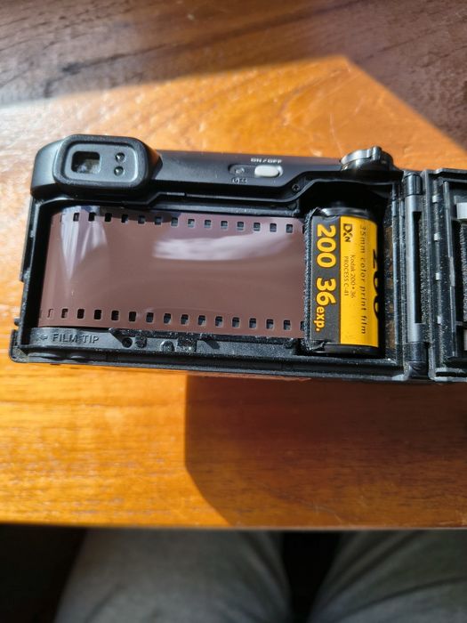 Minolta Riva Zoom 135ex – kompaktowy aparat analogowy 35mm (uszkodz