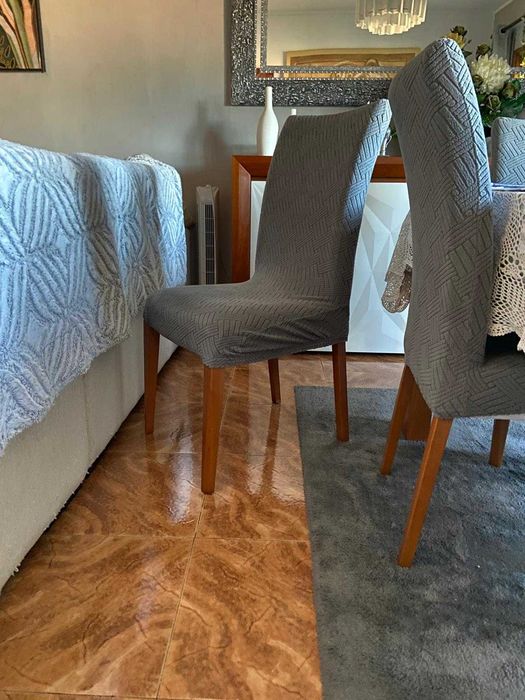 Cadeiras sala brancas com capa cinza