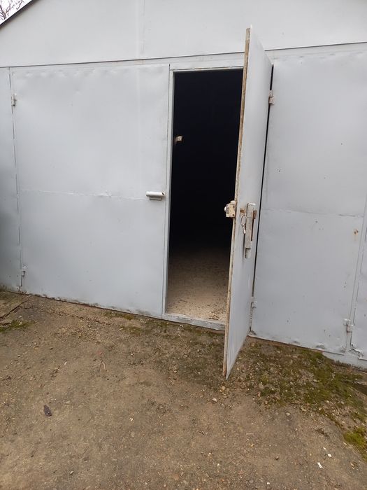 Продам гараж без місця.