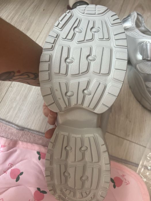 Продам взуття літне