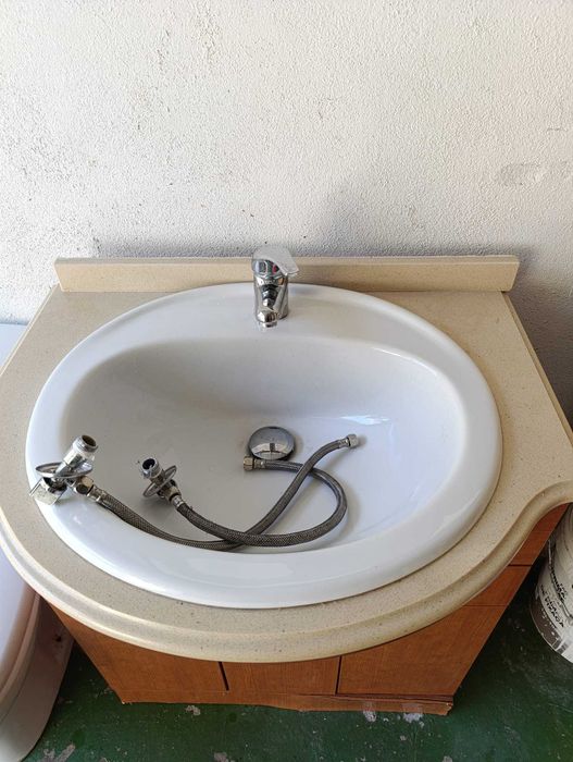 armário de casa de banho com lavatório e torneira misturadora