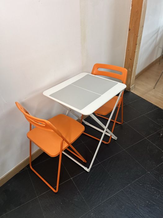 Conjunto 2 cadeiras + mesa