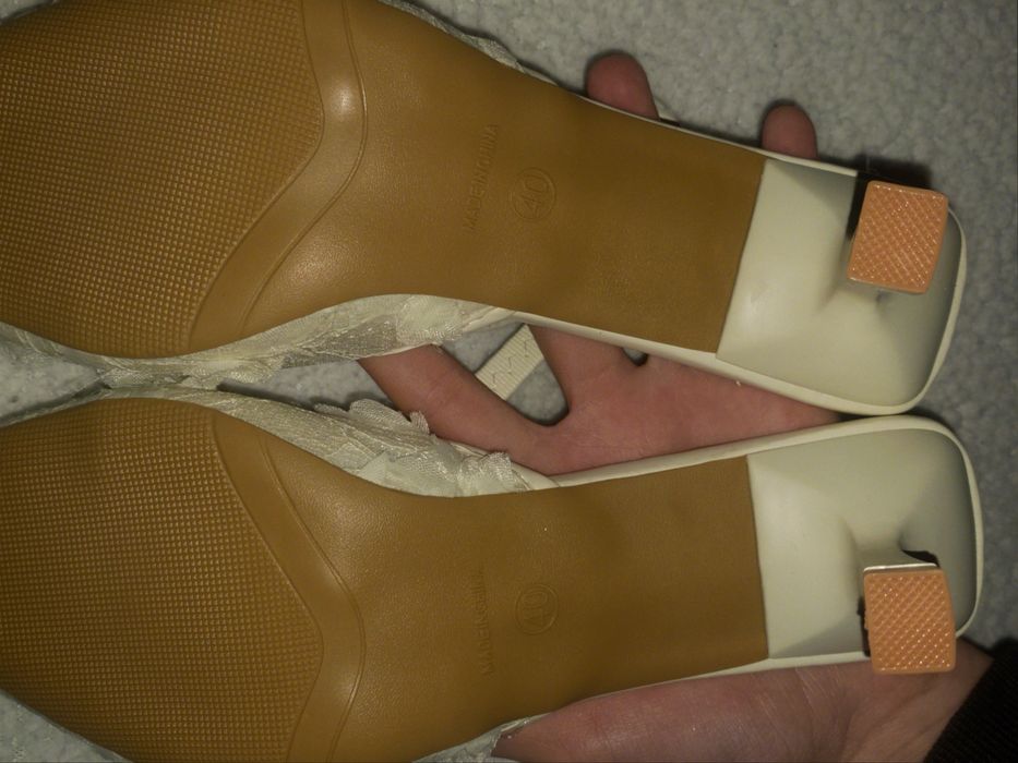 Білі туфлі, 39-40 носились 1 раз на фотосесію