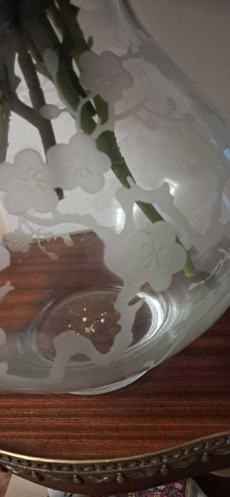 Grande Jarra de Vidro Com Flores em Relevo