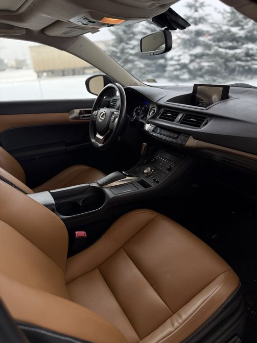 Оренда Lexus CT200H гібрид