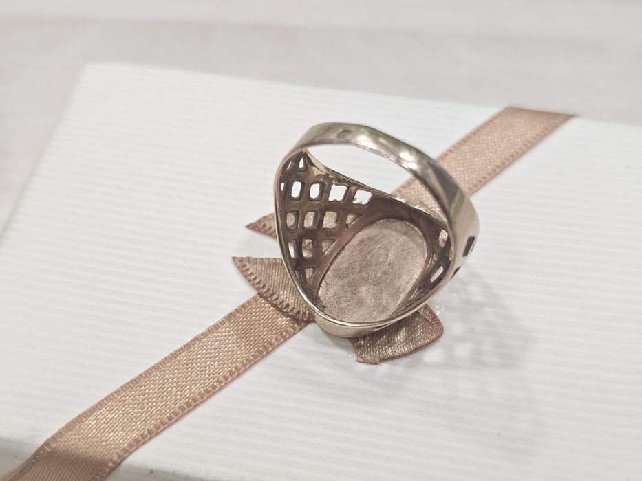 Złoty szerszy damski sygnet z WZOREM PR 583