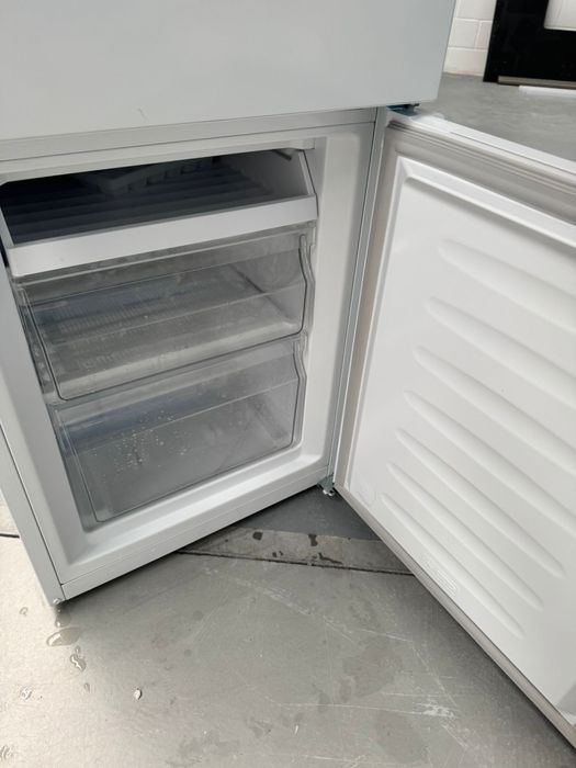 Frigorífico Combinado Kunft – Congelador em Baixo