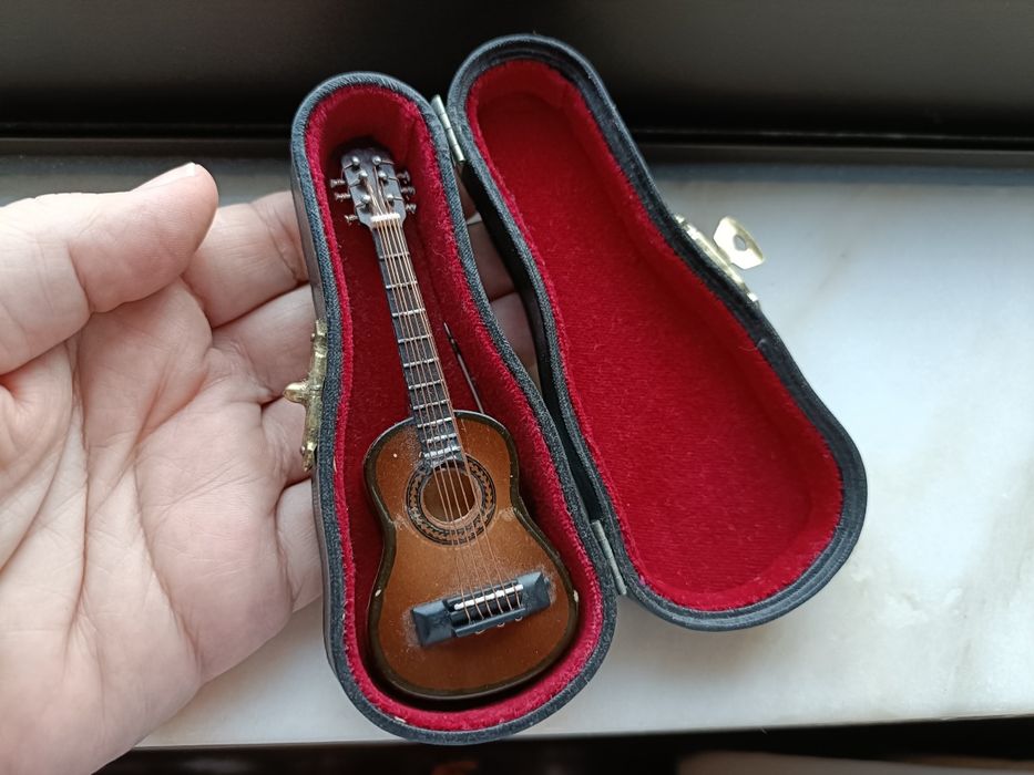 Miniatura guitarra acústica