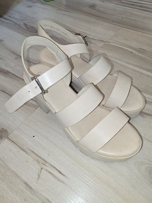 Beżowe sandały na platformie i stabilnym słupku marki Catwalk