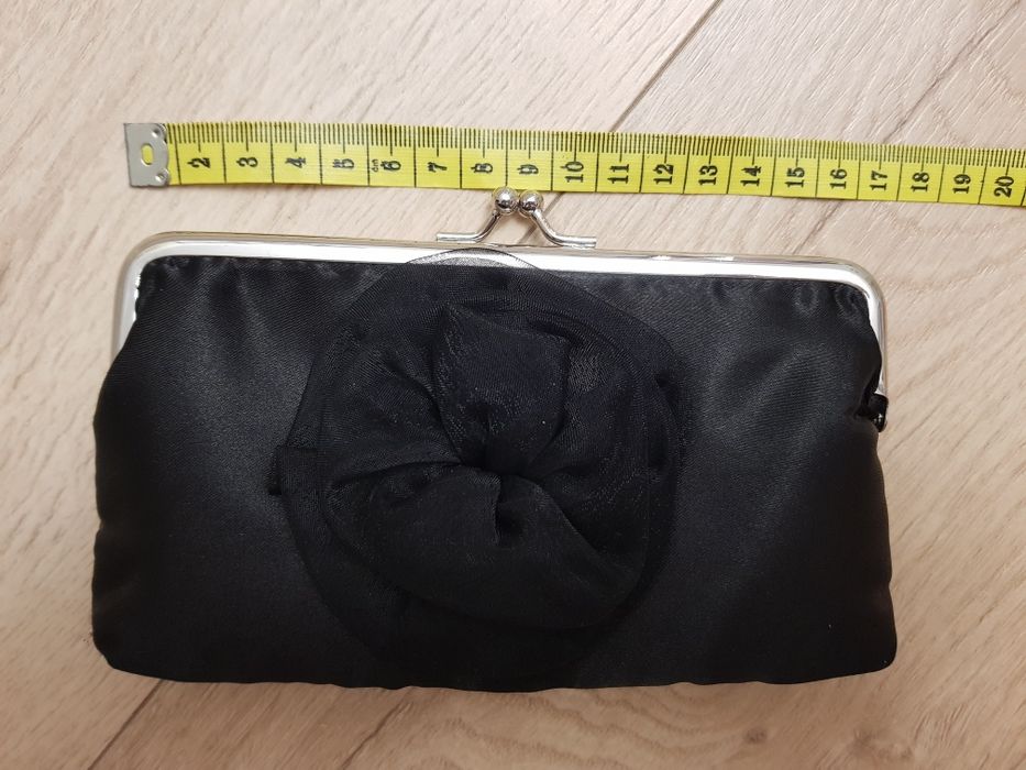 Czarna, mała, elegancka torebka z kwiatkiem