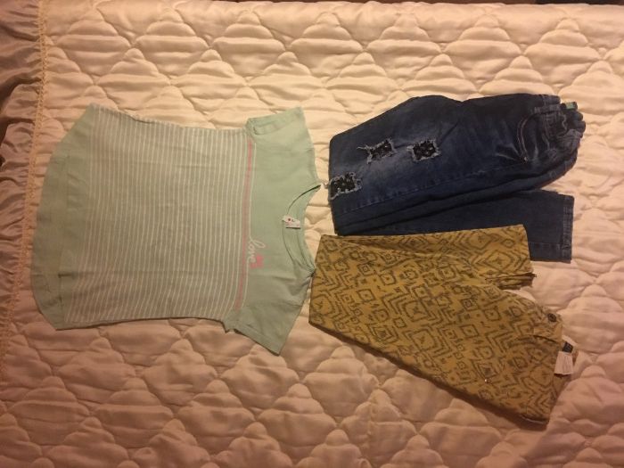 Conjunto dois pares de calças e uma t-shirt