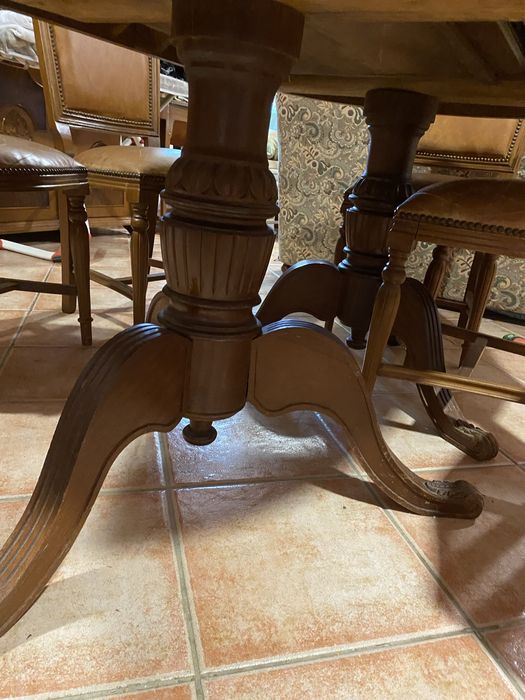 Mesa extensível em madeira maciça + 8 cadeiras