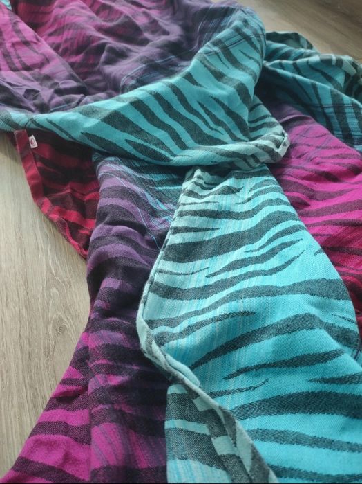 Chusta do noszenia pellicano baby zamira mallumo