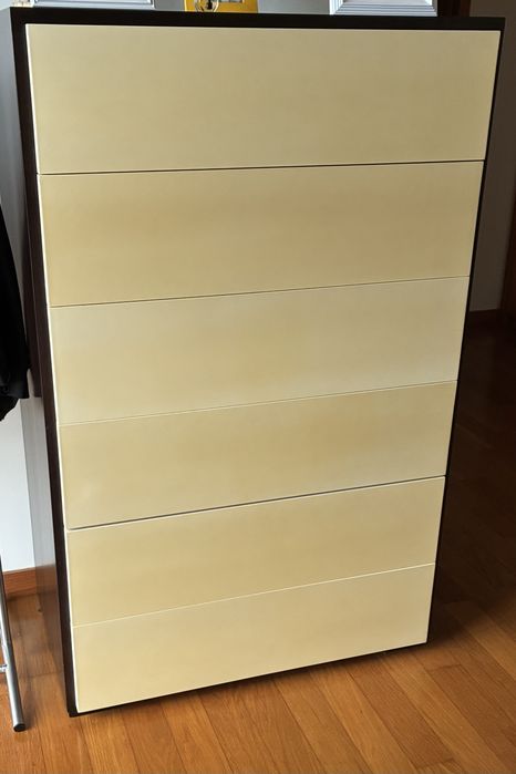 Conjunto de móveis de quarto em madeira maciça de cor castanha escura