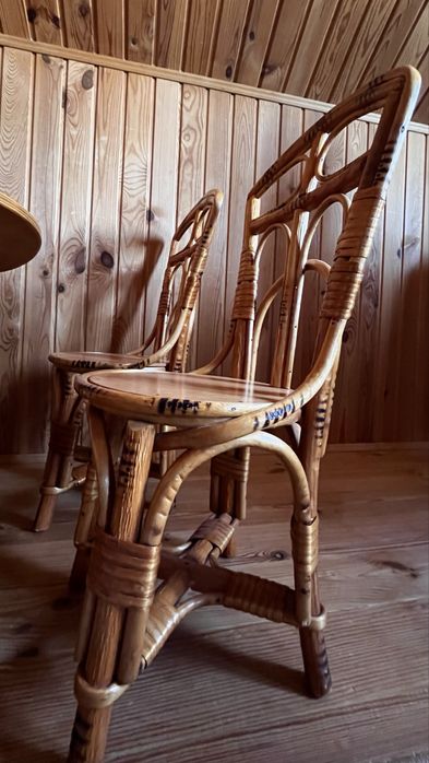 Ручна робота        Продам набір стіл та стільчики для діток