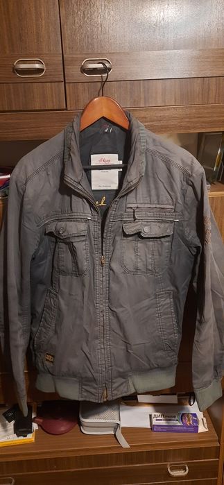 Більша валіза, куртка, костюм