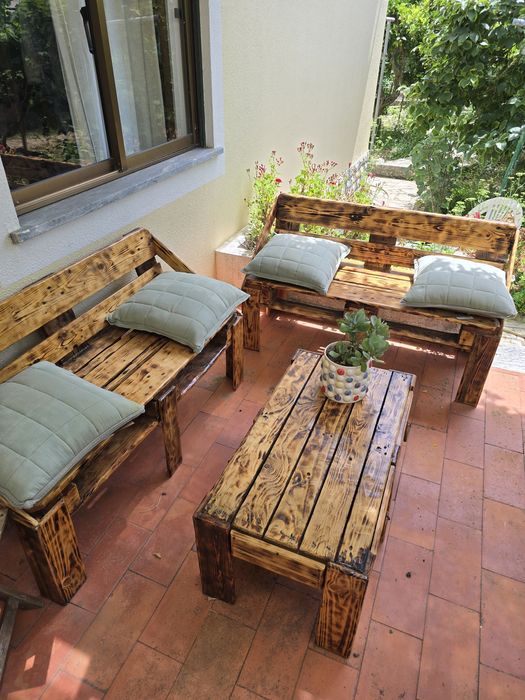 Bancos e mesa de jardim