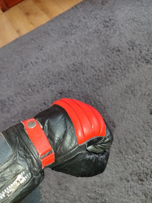 Вінтажні шкіряні теплі чорно-червоні мотоциклетні рукавички краги.