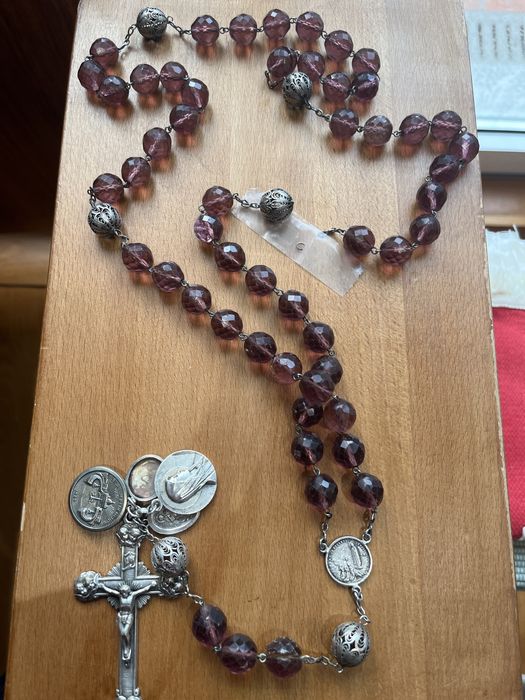 Terço grande em vidro com cristo e varias medalhas