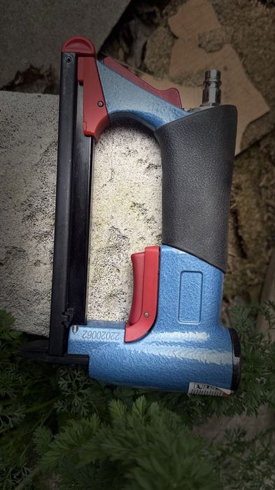 Pistolet tapicerski na zszywki - jak nowy !