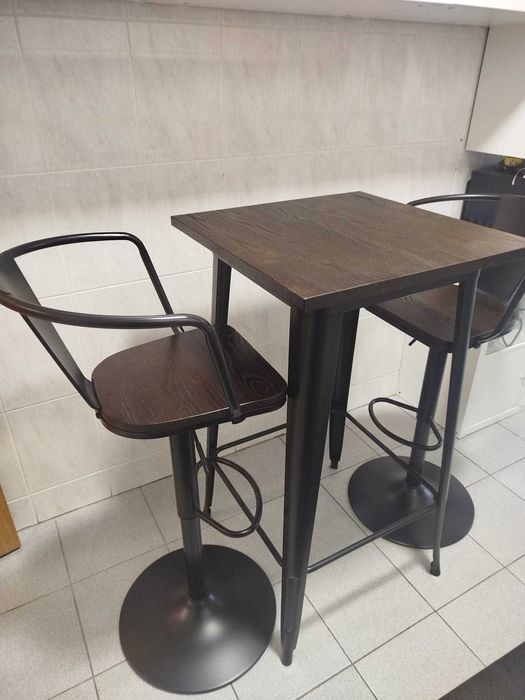 Conjunto mesa de cozinha alta + 2 bancos — Madeira e metal