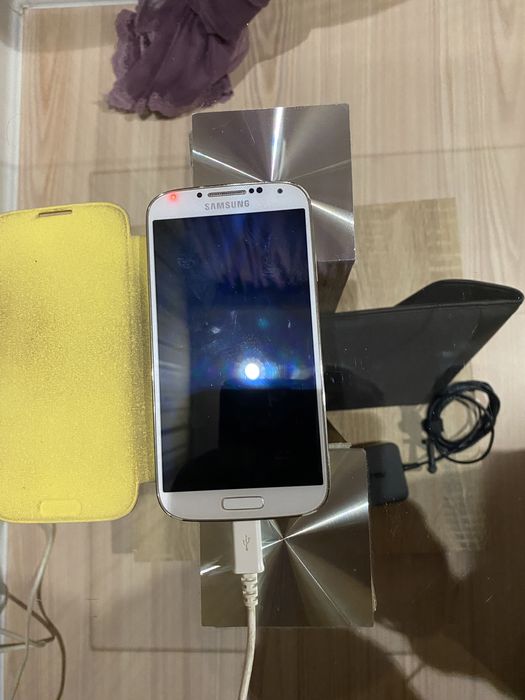Телефон Samsung Galaxy  S4 б/у
