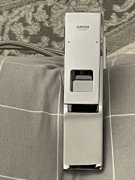 Змішувач для умивальника