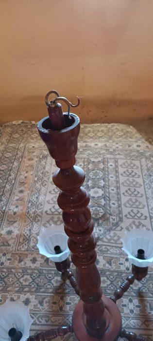 Candeeiro de teto em madeira