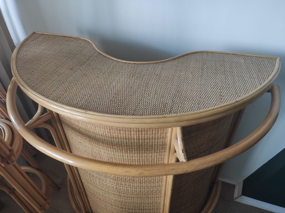 Rattanowy bar z hokerami – styl boho/retro, plecionka naturalna