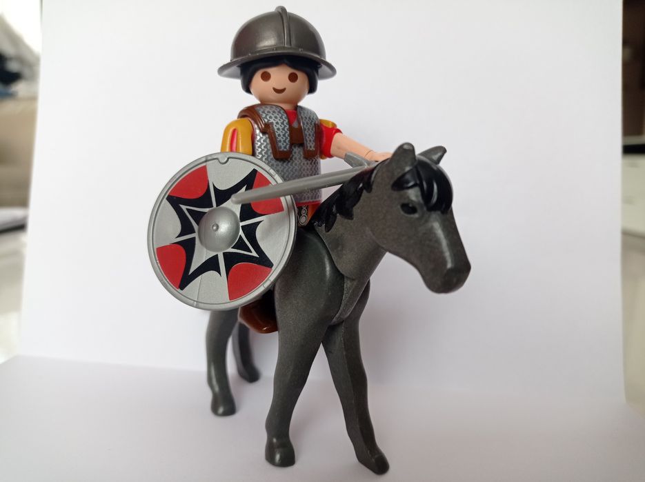 Playmobil figurka giermek na koniu z tarczą i mieczem