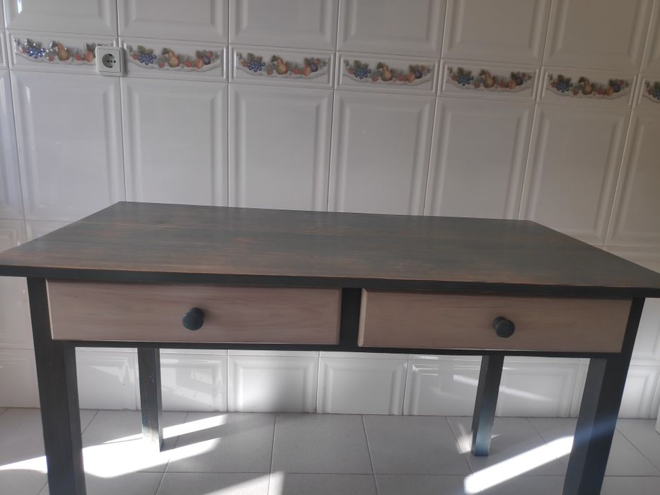 Mesa em madeira de pinho