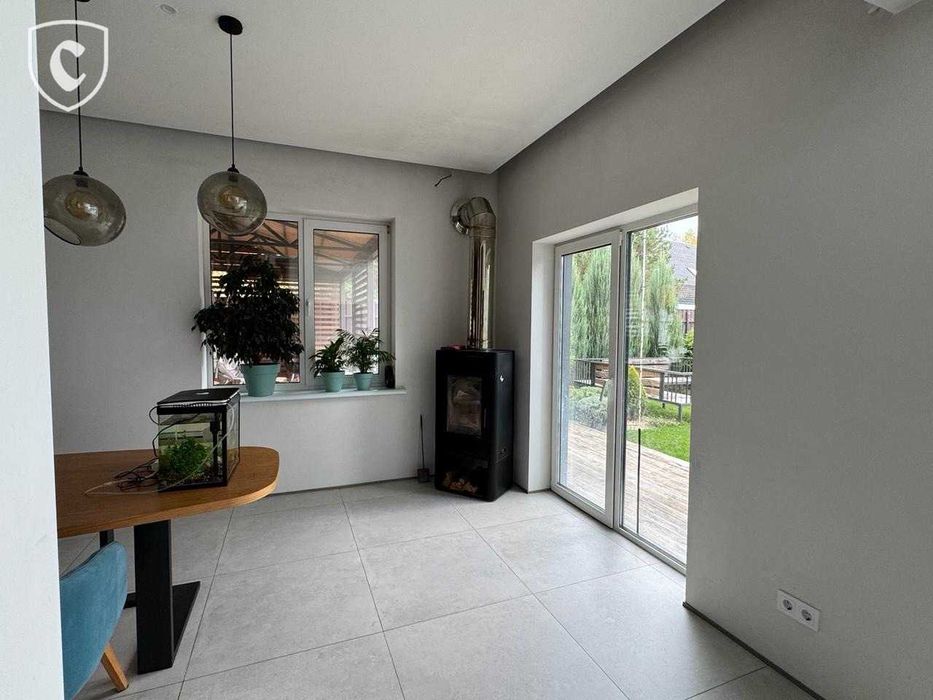 Сучасний будинок 175 м² з терасою та каміном у сосновому лісі.