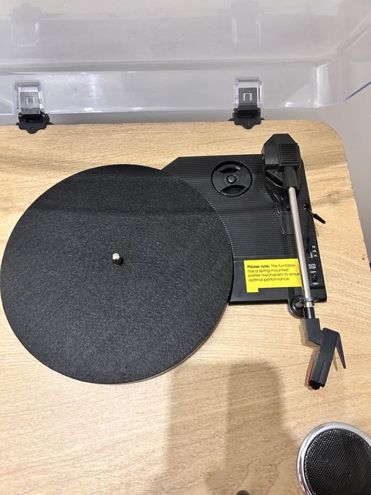 Świetnej jakości gramofon drewniany