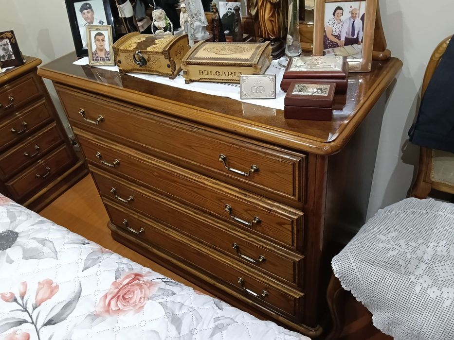 Cama, cómoda, mesinhas cabeceira