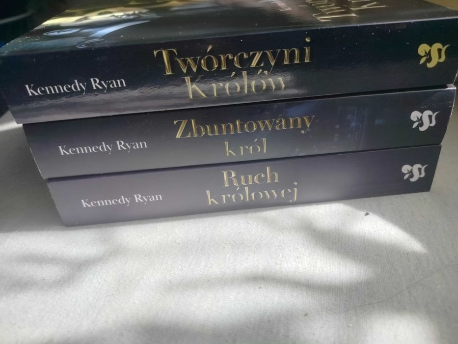 Twórczyni królów,Zbuntowany król,Ruch królowej Kennedy Ryan