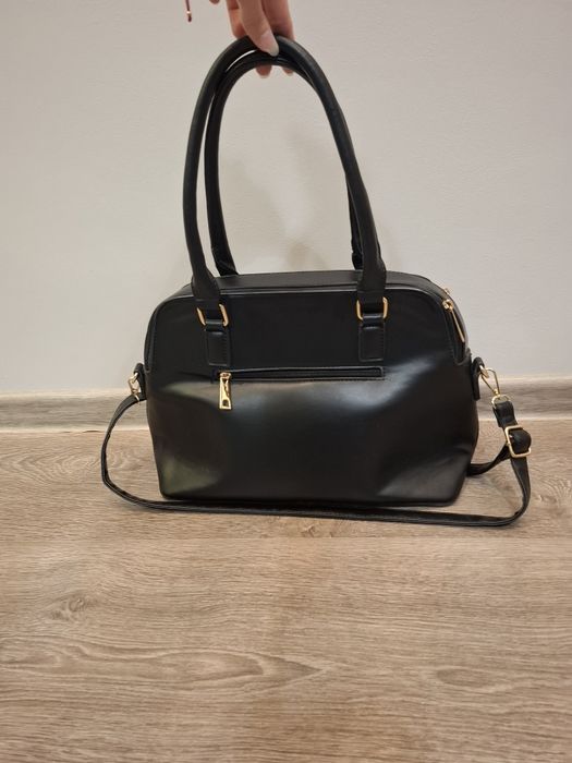 Czarna torebka z ekoskóry z ozdobnym brelokiem crossbody A4 duża