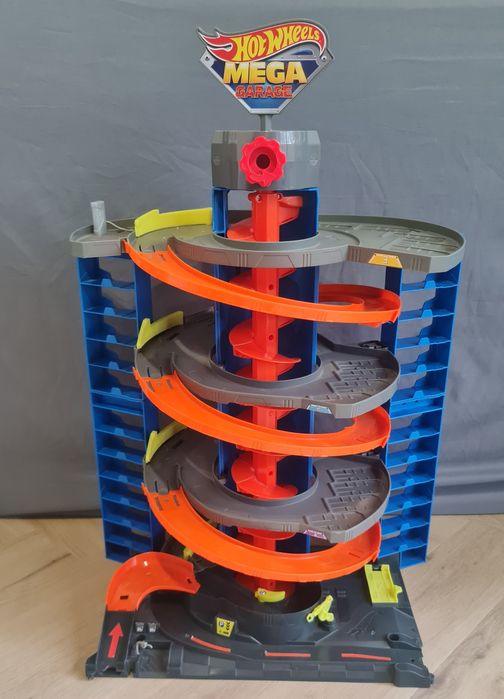 Hot wheels city zestaw zakręcony mega garaż
