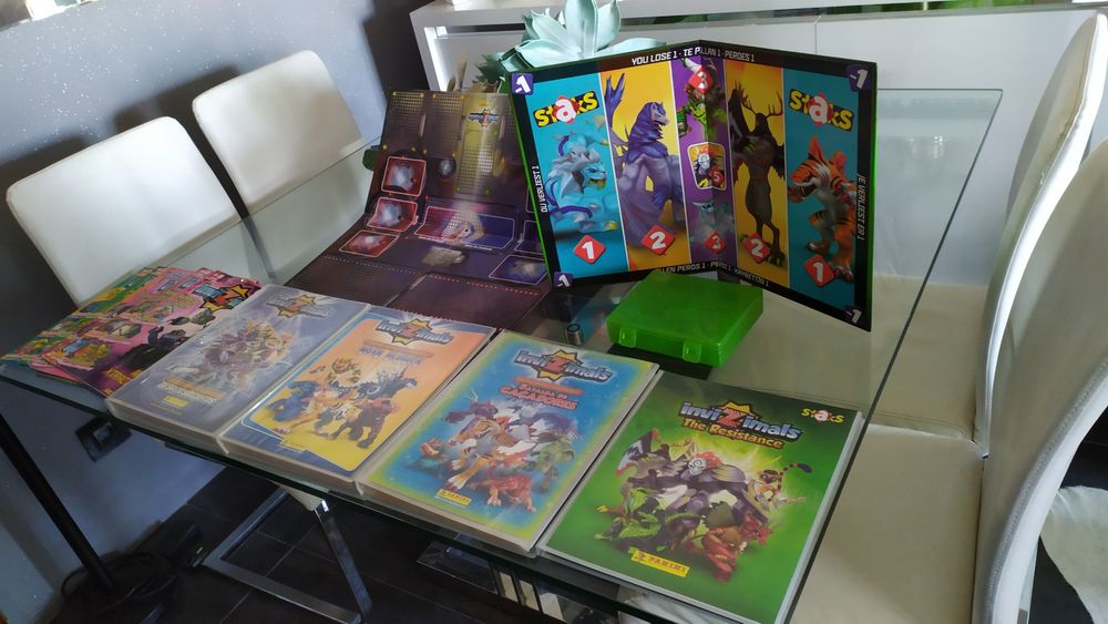 Lote INVIZIMALS 4 cadernetas +caixa arqui. + 2 tabuleiros+ 6 revistas