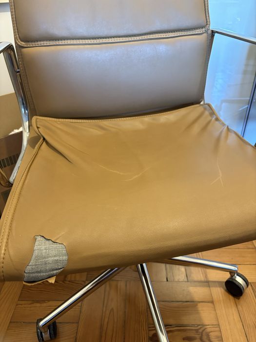 Cadeira de Escritório com rodas, Estilo Eames Soft Pad – Camel / Cromado