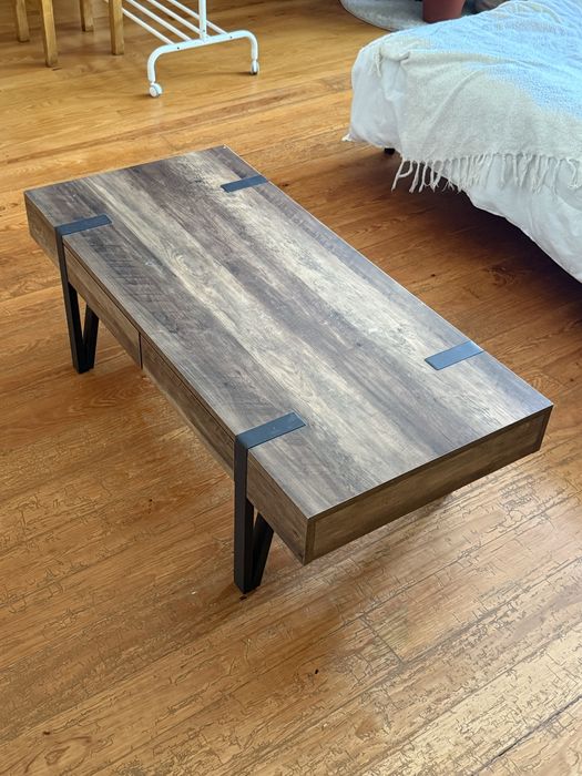 Mesa de centro. Madeira, estilo rustico. Com duas gavetas