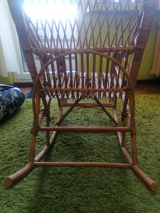 Fotel bujany dziecięcy wiklinowy