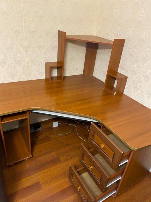 Большой, добротный компютерный, угловой стол